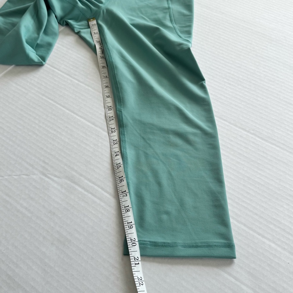 Old Navy Powersoft Capri Leggings - Picture 5 of 8